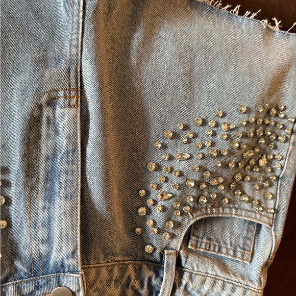 Cloud Ten Jean shorts. Crystal embellishments. NWT. Super cute! Size medium - Picture 9 of 14